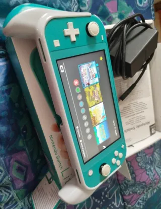 Nintendo Switch Lite Azul/Verde + Sujetador