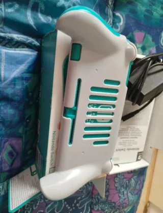 Nintendo Switch Lite Azul/Verde + Sujetador