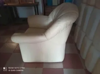 Sillón de piel beige