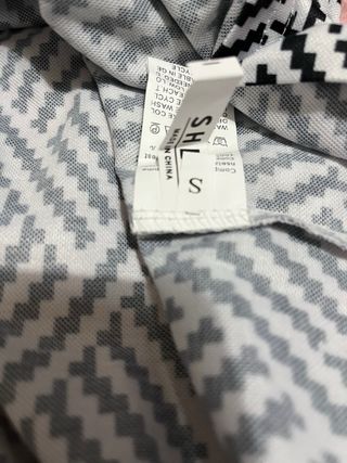 Camiseta Shein geométrica blanco y negro