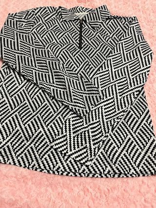 Camiseta Shein geométrica blanco y negro