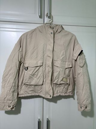 Chaqueta beige con bolsillos y capucha