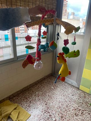 Móvil de cuna con animales de peluche