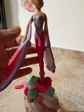 Muñeca voladora con base de delfines