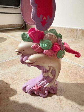 Muñeca voladora con base de delfines