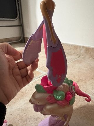 Muñeca voladora con base de delfines