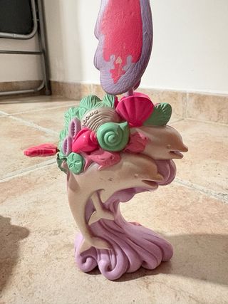 Muñeca voladora con base de delfines