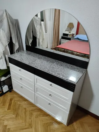 Cómoda con espejo y encimera de piedra