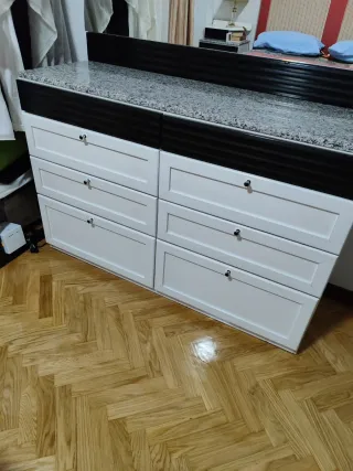 Cómoda con espejo y encimera de piedra