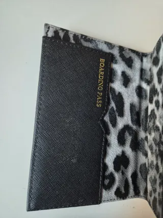 Cartera Pasaporte Victoria's Secret Negra y Dorada