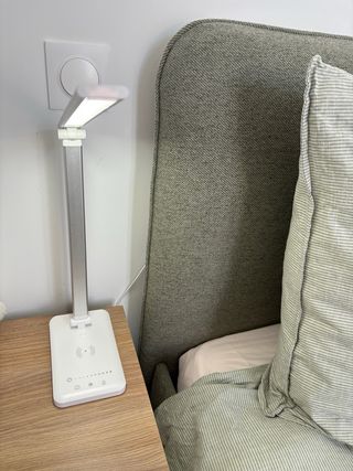 Lámpara LED con cargador inalámbrico