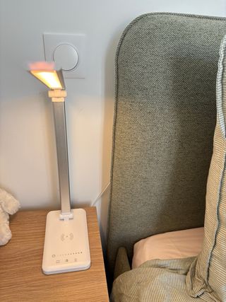 Lámpara LED con cargador inalámbrico