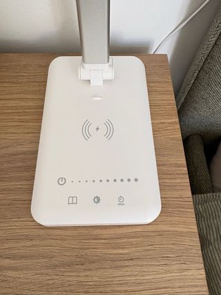 Lámpara LED con cargador inalámbrico