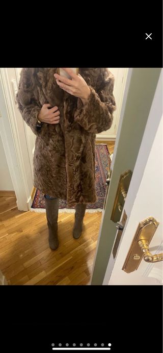 Abrigo de piel marrón. Pelo cordero homalaya.