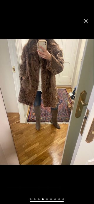 Abrigo de piel marrón. Pelo cordero homalaya.