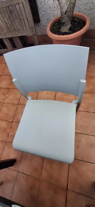 Mesa y 6 sillas de jardín gris