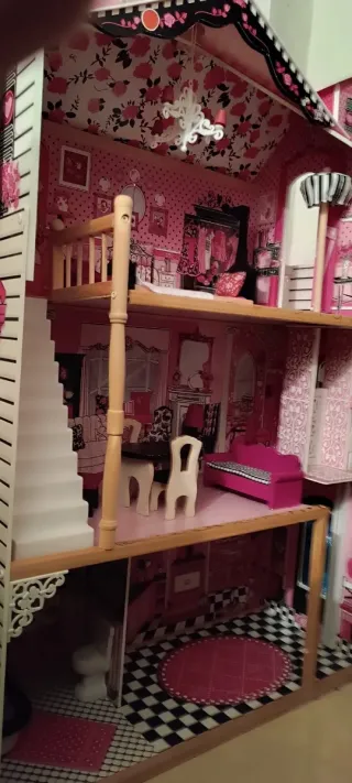 Casa de muñecas rosa con muebles