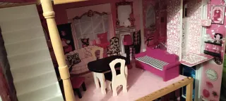 Casa de muñecas rosa con muebles