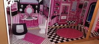 Casa de muñecas rosa con muebles
