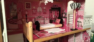 Casa de muñecas rosa con muebles