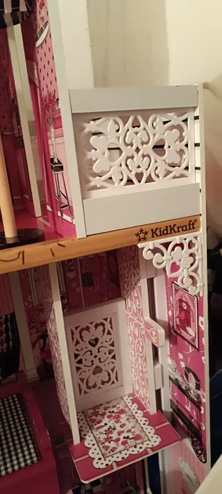 Casa de muñecas rosa con muebles