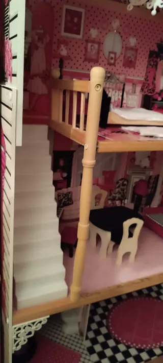 Casa de muñecas rosa con muebles