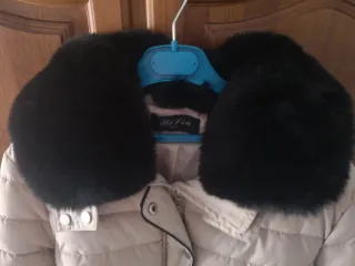 Chaqueta acolchada beige con cuello de pelo