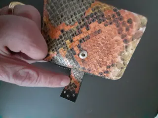 Carterita Parfois efecto piel serpiente