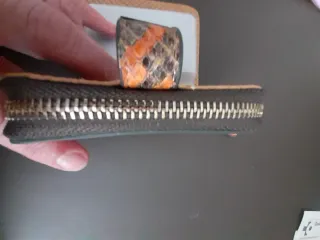 Carterita Parfois efecto piel serpiente