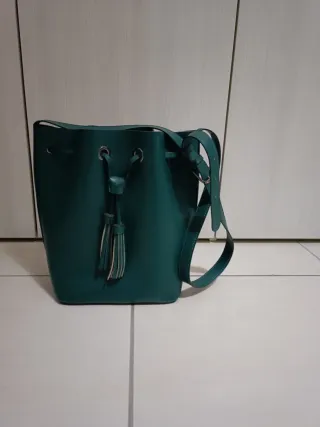 Borsa a secchiello verde con nappe