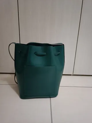 Borsa a secchiello verde con nappe