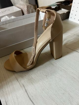 Zapatos de tacón beige para boda