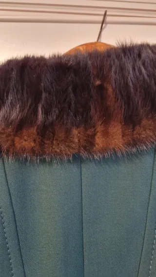 Abrigo verde vintage con cuello de pelo