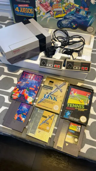 Consola Nintendo NES con 2 mandos y 3 juegos
