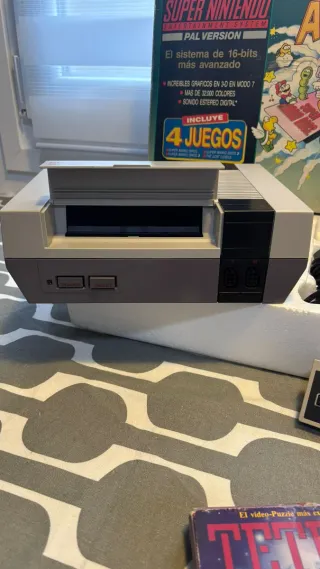 Consola Nintendo NES con 2 mandos y 3 juegos
