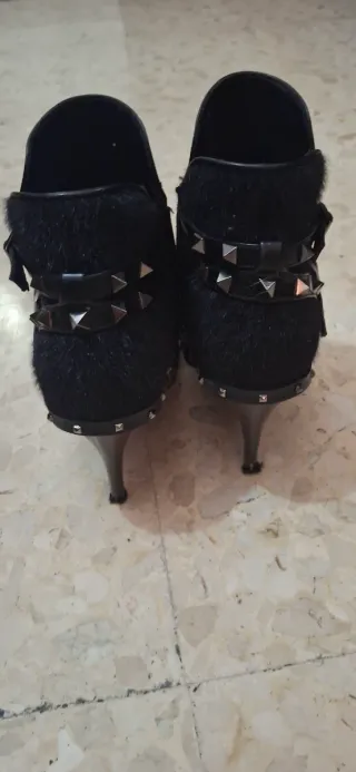 Botas elegantes con tachuelas