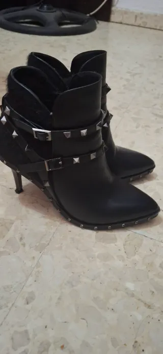 Botas elegantes con tachuelas