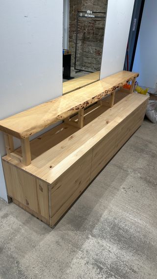 Mueble bajo TV madera maciza con estantería