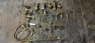 Grifería de metal dorada estilo vintage