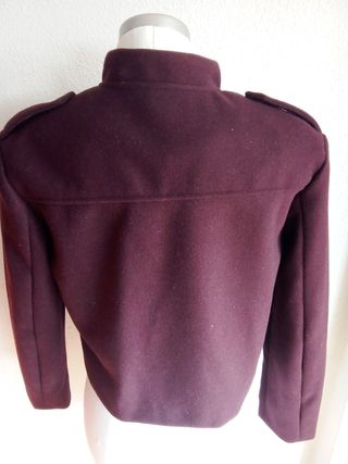 Chaqueta militar burdeos y falda vaquera