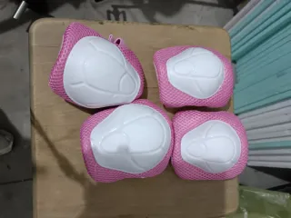 Casco rosa e protezioni per gomiti e ginocchia