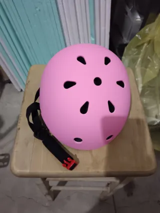 Casco rosa e protezioni per gomiti e ginocchia