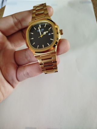 Reloj Dorado Esfera Negra Estilo Nautilus 42mm