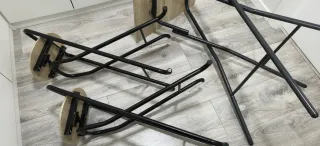 Mesa alta y 2 sillas plegables