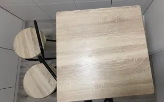 Mesa alta y 2 sillas plegables