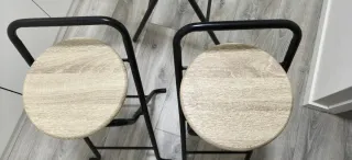 Mesa alta y 2 sillas plegables