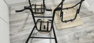 Mesa alta y 2 sillas plegables