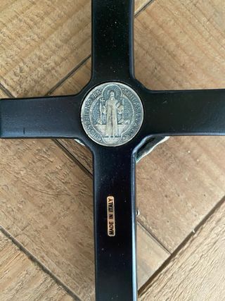 Cruz Jesucristo y medalla San Benito