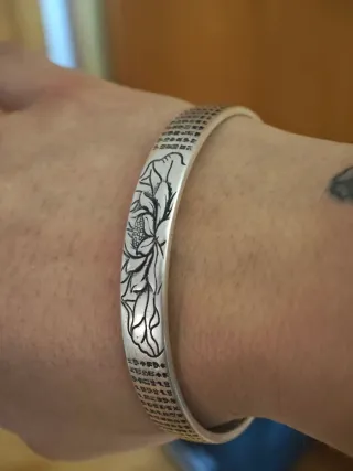 Pulsera plateada con diseño floral