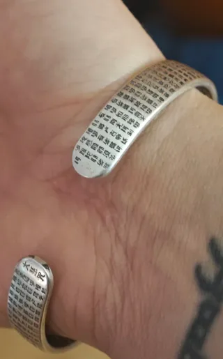 Pulsera plateada con diseño floral